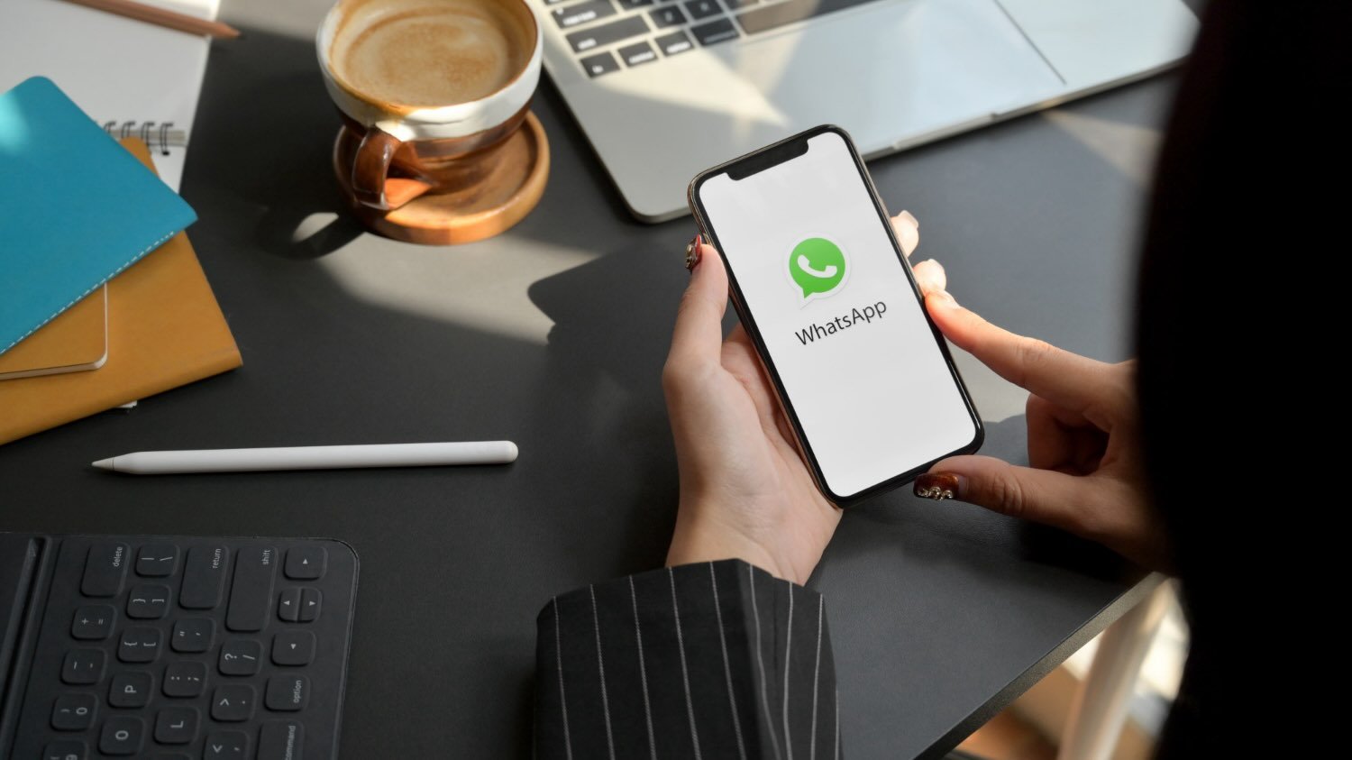 Come usare Whatsapp business: non è una semplice domanda, ma la chiave per sbloccare un potenziale di vendita che parla direttamente con la tua cliente ideale, trasformando la messaggistica quotidiana in uno strumento di conversione potentissimo per la tua impresa. Il panorama digitale è affollato, e distinguersi richiede un approccio più personale, più diretto. Whatsapp business, in questo scenario, si presenta come il canale privilegiato per costruire relazioni durature e, conseguentemente, aumentare le tue vendite. Parliamo di portare il tuo business là dove le persone sono già, sulla piattaforma che consultano decine di volte al giorno. Per te, imprenditrice che punta all'eccellenza, padroneggiare Whatsapp business significa superare la fredda email o la generica pubblicità sui social. Significa avviare una conversazione, offrendo supporto, promozioni personalizzate e risposte rapide, un aspetto che la clientela moderna apprezza moltissimo, premiando chi lo adotta con fiducia e acquisti ripetuti. Whatsapp Business è un'applicazione pensata per chi ha un'attività. Serve per parlare con i clienti in modo semplice e veloce. In questo articolo, ti spiego passo passo come usare Whatsapp Business. Anche se non sei esperto, riuscirai a capire tutto. Segui la guida e inizia subito. Cos'è Whatsapp Business Whatsapp Business è diverso da Whatsapp normale. È fatto per le piccole imprese. Aiuta a comunicare con i clienti. Puoi inviare messaggi rapidi, rispondere automaticamente e mostrare informazioni importanti della tua attività. Perché usare Whatsapp Business Parlare facilmente con i clienti Rispondere subito anche quando sei occupato Mostrare orari di apertura e indirizzo Inviare cataloghi con i prodotti Avere un profilo professionale Come scaricare e installare Whatsapp Business Vai sullo store del tuo telefono (Play Store o App Store). Cerca "Whatsapp Business". Scarica l'applicazione. Apri l'app e accetta i termini di servizio. Inserisci il tuo numero di telefono. Ricevi il codice via SMS e inseriscilo. Ora sei pronto per configurare il tuo profilo. Come creare un profilo aziendale su Whatsapp Business Il profilo è importante. Aiuta i clienti a sapere chi sei. Ecco cosa devi fare: Apri Whatsapp Business. Vai su "Impostazioni". Seleziona "Impostazioni attività". Clicca su "Profilo". Inserisci il nome della tua attività. Scrivi una breve descrizione. Aggiungi l'indirizzo e gli orari di apertura. Metti un indirizzo email e il sito web, se hai. Carica una foto del profilo, come il logo. Il profilo aiuta i clienti a fidarsi di te. Come inviare messaggi su Whatsapp Business Mandare messaggi è semplice. Puoi scrivere come su Whatsapp normale. Ma con Whatsapp Business, hai più opzioni. Messaggi di Saluto Puoi inviare un messaggio automatico quando un cliente ti scrive. Ecco come: Vai su "Impostazioni attività". Seleziona "Messaggio di benvenuto". Attiva l'opzione. Scrivi un messaggio breve, come "Ciao! Grazie per averci contattato". Messaggi di Assenza Se non puoi rispondere subito, manda un messaggio automatico. Così i clienti sanno che risponderai presto. Vai su "Impostazioni attività". Seleziona "Messaggio di assenza". Attiva l'opzione. Scrivi un messaggio, per esempio: "Sono occupato, ti rispondo appena posso". Risposte rapide Le risposte rapide ti fanno risparmiare tempo. Puoi scrivere messaggi che usi spesso. Vai su "Impostazioni attività". Seleziona "Risposte rapide". Crea un messaggio breve, come "Grazie per il tuo interesse". Assegna una parola chiave, per esempio "/grazie". Quando scrivi "/grazie", il messaggio appare subito. Come usare il catalogo prodotti su Whatsapp Business Il catalogo è come un piccolo negozio dentro l'app. Puoi mostrare i tuoi prodotti o servizi. Vai su "Impostazioni attività". Seleziona "Catalogo". Clicca su "Aggiungi prodotto o servizio". Inserisci il nome del prodotto. Aggiungi una foto chiara del prodotto. Scrivi il prezzo. Se vuoi, aggiungi una breve descrizione. Salva il prodotto. Ora i clienti possono vedere cosa offri. Puoi mandare i prodotti direttamente nella chat. Come organizzare i clienti con le etichette Le etichette ti aiutano a tenere tutto in ordine. Puoi mettere un'etichetta ai clienti per ricordare chi sono. Esempi di etichette: Nuovo cliente Pagato In attesa Fornitore Così trovi subito i clienti più importanti. Come usare Whatsapp Business sul computer Puoi usare Whatsapp Business anche sul PC. È comodo per scrivere messaggi più lunghi. Vai su web.whatsapp.com nel browser. Apri Whatsapp Business sul telefono. Vai su "Impostazioni". Seleziona "Whatsapp Web/Desktop". Scansiona il codice QR che vedi sul PC. Ora puoi usare Whatsapp Business anche dal computer. Consigli per usare bene Whatsapp Business Rispondi ai clienti velocemente. Usa i messaggi automatici per non far aspettare. Aggiorna spesso il catalogo prodotti. Scrivi messaggi chiari e cortesi. Non inviare troppi messaggi per non disturbare. Usa le etichette per non perdere i clienti importanti. Controlla le statistiche per capire come usano l'app i clienti. Vantaggi di Whatsapp Business per la tua attività Vantaggio Descrizione Comunicazione diretta Parli subito con i clienti, senza email o telefonate lunghe. Risposte automatiche I clienti ricevono risposte anche quando non sei disponibile. Profilo completo Mostri tutte le informazioni importanti della tua attività. Catalogo prodotti Mostri i prodotti senza bisogno di un sito web. Organizzazione clienti Le etichette aiutano a seguire meglio ogni cliente. &nbsp; Il profilo aziendale vincente su Whatsapp business Iniziando a configurare il tuo spazio, rendi il tuo profilo Whatsapp business una vera e propria vetrina. Non si tratta solo di caricare una bella immagine, ma di offrire un'identità chiara e professionale che attira e rassicura la tua potenziale cliente. Curando la tua descrizione, ad esempio, non limitarti a dire cosa fai, ma spiega il valore che offri. Inserisci link al tuo sito principale e, soprattutto, gli orari in cui sei effettivamente disponibile per le risposte. Questo aspetto, apparentemente marginale, gestisce le aspettative, evitando frustrazioni da attese e migliorando l'esperienza cliente. Un elemento distintivo di Whatsapp business è la possibilità di inserire la tua posizione fisica, se hai un negozio, oppure le aree che servi. Questo dettaglio ottimizza la fiducia, specialmente per le attività locali o quelle che offrono servizi in zone specifiche. Ricordati che un profilo aziendale completo ti permette di apparire molto più professionale e credibile rispetto a un semplice account personale. Le donne d'affari come te sanno che l'attenzione al dettaglio è ciò che fa la differenza tra un brand qualunque e un brand autorevole. Strategie di catalogo e vetrina digitale con Whatsapp business Il catalogo è forse la funzione più potente quando parliamo di come usare Whatsapp business per vendere. Trasforma la tua lista prodotti in una vetrina navigabile e immediatamente acquistabile, superando la necessità di reindirizzare la cliente altrove. Non si tratta solo di un elenco, ma di uno strumento di vendita dinamico. Organizzando il catalogo, pensa come farebbe la tua cliente: suddividi i prodotti in categorie chiare (ad esempio, "Novità", "Bestseller", "Servizi di Consulenza"). Ogni elemento deve avere una descrizione accattivante, un prezzo chiaro e, qui arriva il bello, un link diretto alla pagina di acquisto sul tuo ecommerce o una call-to-action per avviare una chat e chiedere maggiori dettagli. Per massimizzare le conversioni, usa immagini di alta qualità, fotografie che parlino del tuo prodotto e del suo valore. Immaginando la cliente mentre scorre, devi catturare la sua attenzione in un istante. Un catalogo ben curato non solo mostra i tuoi articoli, ma facilita il processo decisionale, riducendo il "tempo di pensiero" e accelerando l'acquisto. Una strategia vincente, utilizzando Whatsapp business, è quella di lanciare prodotti in anteprima esclusiva tramite il catalogo, comunicandolo poi attraverso gli Stati o le liste broadcast. Questo genera un senso di esclusività e urgenza, spingendo all'azione immediata. In pratica, stai portando il negozio direttamente nella tasca della tua cliente. Gli strumenti di messaggistica avanzati che devi conoscere per Whatsapp business Per rispondere alla domanda "Come usare Whatsapp business in modo efficiente?", devi padroneggiare gli strumenti di messaggistica automatica e semi-automatica. Questi non sostituiscono il tocco umano, ma lo ottimizzano enormemente, specie per te che gestisci un'attività in crescita. Risposte rapide: velocizza la tua assistenza Le risposte rapide, attivabili con un semplice "/" seguito da una scorciatoia, sono la tua ancora di salvezza per le domande più frequenti. Configurando risposte pre-salvate su temi come la politica di reso, i tempi di spedizione o i dettagli del prodotto X, guadagni minuti preziosi su ogni interazione. In questo modo, mantieni un alto standard di servizio, rispondendo immediatamente anche quando sei impegnata in altre attività, dimostrando grande professionalità. Messaggio di benvenuto: la prima stretta di mano digitale Appena una nuova cliente ti contatta per la prima volta, un messaggio di benvenuto automatico non è solo cortesia, ma una tattica di engagement. Ringraziando per il contatto e specificando che la risposta arriverà a breve (o dando subito un link utile, come quello al catalogo), la tranquillizzi e la indirizzi. Questo primo contatto imposta il tono per l'intera relazione commerciale. Messaggio fuori ufficio: gestisci le aspettative Similmente, il messaggio fuori ufficio ti permette di definire i confini del tuo tempo lavorativo. Attivandolo quando non sei disponibile, comunichi rispetto per il tuo tempo e per quello della cliente. Specificando l'orario esatto in cui risponderai, eviti l'ansia dell'attesa e dimostri di avere un'organizzazione impeccabile, una qualità che ispira fiducia in chi acquista. Utilizzando con astuzia questi strumenti, stai costruendo un sistema che lavora per te, anche quando tu non stai attivamente al telefono, moltiplicando la tua capacità di gestire le richieste senza sacrificare la qualità della risposta. Questo è come usare Whatsapp business per scalare la tua attività, mantenendo il controllo. Come usare Whatsapp business per la customer care e il follow-up La vera potenza di Whatsapp business non risiede solo nella vendita iniziale, ma nella capacità di fidelizzare e guidare la cliente dopo l'acquisto. La customer care su questa piattaforma è diretta, rapida e incredibilmente personale. La rapidità con cui risolvi un problema o rispondi a una domanda post-vendita definisce la percezione del tuo brand. Un problema risolto in chat velocemente è spesso percepito come un servizio eccezionale, trasformando un potenziale punto di frizione in un punto di forza. Nel contesto del follow-up, Whatsapp business ti permette di distinguerti dalle email che spesso finiscono nello spam. Dopo qualche giorno dall'acquisto, inviando un messaggio discreto per chiedere un feedback sull'esperienza o sull'utilizzo del prodotto, stai dimostrando attenzione genuina. Questo gesto, personalizzato e diretto, rafforza il legame e prepara il terreno per un futuro riacquisto, trasformando la cliente occasionale in una brand advocate. Un'altra tattica vincente è l'utilizzo di messaggi di riattivazione. Se una cliente non acquista da un po', inviando un messaggio con un codice sconto personalizzato o un'anteprima di un prodotto che sai potrebbe piacerle, risvegli l'interesse in modo mirato. Questa è una dimostrazione pratica di come usare Whatsapp business per la ritenzione del cliente, che costa molto meno di acquisirne uno nuovo. La chiave è l'equilibrio: i messaggi devono essere utili e non invasivi. Stai aggiungendo valore alla sua giornata, non sottraendo tempo. Ricorda che la comunicazione deve sempre essere diretta ma rispettosa, mantenendo il tono della conversazione informale ma professionale. Il marketing conversazionale con gli stati e le liste broadcast Per un'imprenditrice che mira a un'alta densità di interazione, gli Stati e le Liste Broadcast sono armi segrete di Whatsapp business. Entrambi permettono di comunicare con un vasto pubblico, ma con approcci diversi e specifici, massimizzando la portata organica della tua attività. Gli stati: una vetrina quotidiana e personale Gli Stati di Whatsapp business funzionano come le stories di altri social, ma con un pubblico molto più ristretto e, per questo, più ingaggiato. Usali per mostrare il dietro le quinte del tuo lavoro, le nuove consegne, le testimonianze delle clienti o sondaggi rapidi. Condividendo contenuti autentici e non troppo patinati, crei un senso di vicinanza e trasparenza che piace tantissimo. Le clienti, vedendo l'aspetto umano del tuo brand, si sentiranno più connesse e propense all'acquisto. Un ottimo modo per come usare Whatsapp business a livello di Stato è lanciare "Offerte Lampo" valide solo per 24 ore e solo per chi le visualizza lì. Questo premia l'attenzione e genera traffico immediato verso il tuo catalogo o un link specifico di acquisto. Si tratta di un marketing quasi "sussurrato", molto efficace perché percepito come una comunicazione per pochi eletti. Le liste broadcast: comunicazione massiva e segmentata Le liste broadcast di Whatsapp business ti consentono di inviare lo stesso messaggio a un massimo di 256 contatti contemporaneamente, ma ogni destinataria lo riceve come un messaggio privato, perfettamente personalizzato. La condizione per l'invio è che la destinataria abbia salvato il tuo numero, il che garantisce un livello di qualità e permesso superiore rispetto a una newsletter generica. Per usarle al meglio, devi segmentare il tuo pubblico. Creando liste basate sugli interessi (ad esempio, "Clienti interessate ai servizi X", "Clienti che amano i prodotti Y") o sul livello di interazione, aumenti l'efficacia della comunicazione. Inviando contenuti rilevanti, non stai spammando, ma stai informando in modo mirato, rendendo il messaggio un servizio per la destinataria. Questo approccio è centrale per capire come usare Whatsapp business in modo strategico. Ricorda, la comunicazione tramite broadcast deve sempre essere di valore, promuovendo sconti esclusivi, aggiornamenti importanti o contenuti formativi. L'obiettivo è mantenere vivo l'interesse, trasformando la lista in un canale privilegiato per le tue comunicazioni più premium. Integrare Whatsapp business nel tuo funnel di vendita Per un'imprenditrice, l'integrazione di Whatsapp business nel funnel di vendita non è un'opzione, ma una necessità strategica. Pensalo come il punto di contatto più caldo nel tuo percorso cliente, il luogo dove la potenziale acquirente passa da "interessata" a "pronta all'acquisto". Fase di consapevolezza e interesse Nella parte alta del funnel, Whatsapp business agisce come un magnete per la raccolta di lead di alta qualità. Invece di chiedere solo l'email, aggiungi un call-to-action (CTA) sul tuo sito o sui tuoi social come: "Ricevi la guida esclusiva via Whatsapp" o "Chiedi un preventivo rapido". Così facendo, stai raccogliendo numeri di telefono di persone che hanno già mostrato un alto livello di interesse, accorciando la distanza verso la conversione. Un link diretto come click-to-chat, ad esempio, puoi inserirlo in tutti i materiali promozionali. Questo è un passaggio fondamentale per capire come usare Whatsapp business per la crescita del tuo database. Fase di considerazione e decisione Questa è la fase in cui Whatsapp business brilla. Quando una cliente è incerta tra i tuoi prodotti e quelli della concorrenza, una chat in tempo reale può fare la differenza. Utilizzando la chat per offrire una consulenza personalizzata, rispondere a dubbi specifici o inviare foto/video di dettaglio del prodotto, stai rimuovendo le barriere all'acquisto. In questo contesto, puoi anche inviare un promemoria carrello personalizzato, molto più efficace di un'email generica, spingendo la cliente verso la decisione finale. Fase di azione e fedeltà Dopo l'acquisto, Whatsapp business diventa lo strumento di loyalty per eccellenza. Inviando lo stato dell'ordine, il codice di tracciamento e, in seguito, chiedendo il feedback (come menzionato prima), stai accompagnando la cliente in un'esperienza d'acquisto senza frizioni. Per chi ha già acquistato, crea un percorso di up-selling e cross-selling proponendo prodotti complementari o servizi esclusivi via messaggio, dimostrando di conoscere le sue preferenze e massimizzando il lifetime value. Integrando strategicamente Whatsapp business in ogni stadio, stai creando un percorso cliente fluido e conversazionale, rendendo l'acquisto con te un'esperienza piacevole e naturale. In questo modo, superi la logica della transazione singola, lavorando per la costruzione di una comunità fedele. Questo tipo di approccio olistico è ciò che distingue un'imprenditrice di successo. Misurare il successo delle tue campagne su Whatsapp business Ogni imprenditrice sa che ciò che non si misura non si può migliorare. Per ottimizzare la tua strategia su Whatsapp business, devi stabilire dei KPI (Key Performance Indicators) specifici per il canale di messaggistica. La piattaforma stessa ti offre alcuni dati, ma il vero lavoro sta nel collegare le interazioni in chat ai risultati di vendita sul tuo sito o negozio. Metriche di efficienza e risposta Iniziando, osserva i dati di efficienza offerti da Whatsapp business: il tasso di lettura (di solito molto alto, un grande vantaggio rispetto alle email) e il tempo medio di risposta. Mantenendo un tempo di risposta basso, stai garantendo un alto livello di servizio. Un tempo di risposta di pochi minuti migliora drasticamente la probabilità di conversione, soprattutto nella fase di considerazione. Monitorando costantemente questi dati, puoi capire quando è il momento di delegare parte della gestione delle chat a un team o di ottimizzare le tue risposte rapide. Metriche di conversione e ricavi Il KPI più significativo è il tasso di conversione da chat a vendita. Devi tracciare quante conversazioni di vendita, avviate su Whatsapp business, si trasformano effettivamente in un acquisto. Ad esempio, potresti chiedere alle clienti in chat di usare un codice sconto esclusivo per Whatsapp, permettendoti di attribuire il ricavo direttamente al canale. Questa tracciabilità ti fornisce la prova tangibile del ROI (Return on Investment) delle ore che dedichi alla messaggistica. Un altro dato rivelatore è il valore medio dell'ordine (AOV) delle clienti acquisite o supportate via chat, spesso più alto perché la consulenza personalizzata tende a facilitare up-selling e cross-selling. Analisi degli stati e delle broadcast Quando usi gli Stati e le Liste Broadcast, valuta l'engagement. Per gli Stati, verifica quante visualizzazioni ottieni. Per le Liste Broadcast, monitora le risposte dirette. Se mandi un messaggio a una lista di 100 persone e ricevi 50 risposte o interazioni, significa che il contenuto è estremamente rilevante. Se invece le interazioni sono poche, è un segnale che devi raffinare la segmentazione delle tue liste o migliorare la qualità del contenuto inviato, rendendolo più attraente e di valore. Solo analizzando questi flussi puoi veramente padroneggiare come usare Whatsapp business per ottenere risultati concreti per biz-academy.si. Se desideri approfondire le strategie di marketing digitale per il tuo business, ti consiglio di consultare la sezione Strategie digitali sul mio sito, dove trovi molte risorse utili per imprenditrici. Per una panoramica più ampia sull'evoluzione della comunicazione aziendale, puoi leggere la pagina di Wikipedia sul Business-to-consumer, per capire come i canali come Whatsapp Business si inseriscono nel nuovo paradigma B2C. F&Q: domande frequenti su come usare Whatsapp business Posso avere Whatsapp personale e Whatsapp Business sullo stesso telefono? Certamente. Puoi installare entrambe le app sul medesimo smartphone, a condizione che tu utilizzi due numeri di telefono distinti. Molte imprenditrici scelgono di dedicare la SIM del telefono aziendale (o un numero VoIP) a Whatsapp business, mantenendo il numero personale separato. Questo aiuta a distinguere chiaramente la comunicazione privata da quella professionale, ottimizzando l'organizzazione del tuo tempo. Quanto costa usare Whatsapp Business App e API? L'app Whatsapp business (quella che usi sul tuo smartphone) è totalmente gratuita. È pensata per le piccole e medie imprese. Se la tua azienda cresce e hai bisogno di integrazioni con CRM o di automazioni su larga scala, dovrai passare a Whatsapp Business API, che è a pagamento. Il costo si basa sul numero di conversazioni iniziate dall'azienda, ma anche in quel caso la prima fascia di messaggi mensili è solitamente offerta gratuitamente. Per le tue necessità attuali, l'app gratuita è più che sufficiente. Le liste broadcast funzionano con tutti i miei contatti? No, c'è una condizione specifica e vincolante: le tue destinatarie devono aver salvato il tuo numero di telefono nella loro rubrica. Se il tuo numero non è salvato, il messaggio inviato tramite la lista broadcast non verrà consegnato. Questo meccanismo garantisce che la comunicazione sia non invasiva e riservata solo a chi ha dato un esplicito consenso, migliorando la qualità del tuo pubblico e evitando di infastidire chi non desidera ricevere le tue comunicazioni. Come posso garantire la privacy delle mie clienti? Utilizzando Whatsapp business devi rispettare il GDPR e la normativa sulla privacy. Quando raccogli il numero per la comunicazione via chat, devi richiedere un consenso esplicito alla ricezione dei messaggi commerciali e/o di marketing. È buona pratica inserire un riferimento alla tua Privacy Policy nel messaggio di benvenuto o nella descrizione del profilo. Inoltre, le liste broadcast sono progettate per la privacy, poiché le destinatarie non vedono chi altro ha ricevuto il messaggio. Posso usare il catalogo per vendere prodotti digitali? Assolutamente sì. Nonostante la sua interfaccia ricordi un negozio fisico, il catalogo è perfetto per mostrare servizi, consulenze, e-book, corsi online o abbonamenti. Al posto della "foto del prodotto", carica una grafica accattivante o una cover del tuo e-book. Il link collegato al prodotto può indirizzare direttamente alla pagina di vendita del servizio digitale sul tuo sito. Questo ti aiuta a mostrare il tuo portfolio digitale in modo professionale e immediato. Come si creano link brevi e personalizzati per la chat? Whatsapp business ti offre nativamente la funzione "Link Breve" nelle Impostazioni. Questo genera un link unico (wa.me/tuonumero) e ti permette di aggiungere un messaggio precompilato. Ad esempio, se promuovi un corso, il messaggio precompilato potrebbe essere: "Ciao, vorrei maggiori informazioni sul corso [Nome Corso]". Inserendo questo link ovunque (bio social, email, volantini), semplifichi l'avvio della conversazione per la potenziale cliente, accelerando l'interazione. I clienti possono bloccarmi se uso Whatsapp Business per il marketing? Sì, ed è il motivo per cui la tua strategia deve essere incentrata sul valore. Se invii messaggi troppo frequenti, non richiesti o non pertinenti, le persone potrebbero bloccarti o segnalarti come spam. Questo danneggia la tua reputazione e può portare Whatsapp business a limitare le tue funzioni. Evita l'eccessiva promozione e focalizzati sull'offrire aiuto, contenuti utili, o offerte estremamente rilevanti per la lista segmentata. Mantenendo un approccio delicato, riduci drasticamente questo rischio. Qual è la differenza tra i Gruppi e le Liste Broadcast? La differenza è sostanziale. In un Gruppo, tutti i partecipanti vedono gli altri membri e possono interagire tra loro, creando potenziale confusione e problemi di privacy. Nelle Liste Broadcast, come già detto, il messaggio arriva individualmente. Usa i Gruppi solo per interazioni collettive (ad esempio, un gruppo temporaneo per le partecipanti a un tuo corso). Usa le Liste Broadcast per comunicazioni one-to-many (una a molte) di marketing e vendita, preservando la riservatezza e l'aspetto personale del messaggio. Quanto spesso dovrei aggiornare il mio Stato su Whatsapp Business? L'ideale è mantenere una presenza costante ma non ossessiva. Aggiornare lo Stato una o due volte al giorno è un buon equilibrio. Questo mantiene il tuo brand "fresco" nella mente delle clienti, senza sovraccaricarle. Un buon momento è al mattino (per un annuncio o un dietro le quinte) e nel tardo pomeriggio (per un'offerta o un reminder). La cosa più preziosa è la regolarità, abituando il tuo pubblico a cercare i tuoi aggiornamenti, aumentando il tuo engagement. Posso usare Whatsapp Business anche sul mio PC? Sì, l'app per smartphone ha un'estensione per desktop chiamata Whatsapp Web o Whatsapp Desktop. Ti basta scansionare il codice QR dal tuo telefono per sincronizzare le chat. Questo ti permette di rispondere più velocemente e di scrivere messaggi più lunghi e dettagliati usando la tastiera del computer, migliorando l'efficienza del tuo servizio clienti, specialmente per le risposte più complesse o per la gestione del catalogo, permettendoti di gestire il tuo business in modo più confortevole.